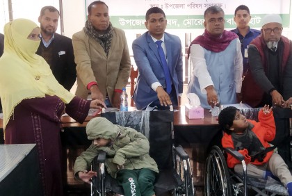 প্রতিবন্ধী শিক্ষার্থীদের মাঝে হুইল চেয়ার বিতরণ