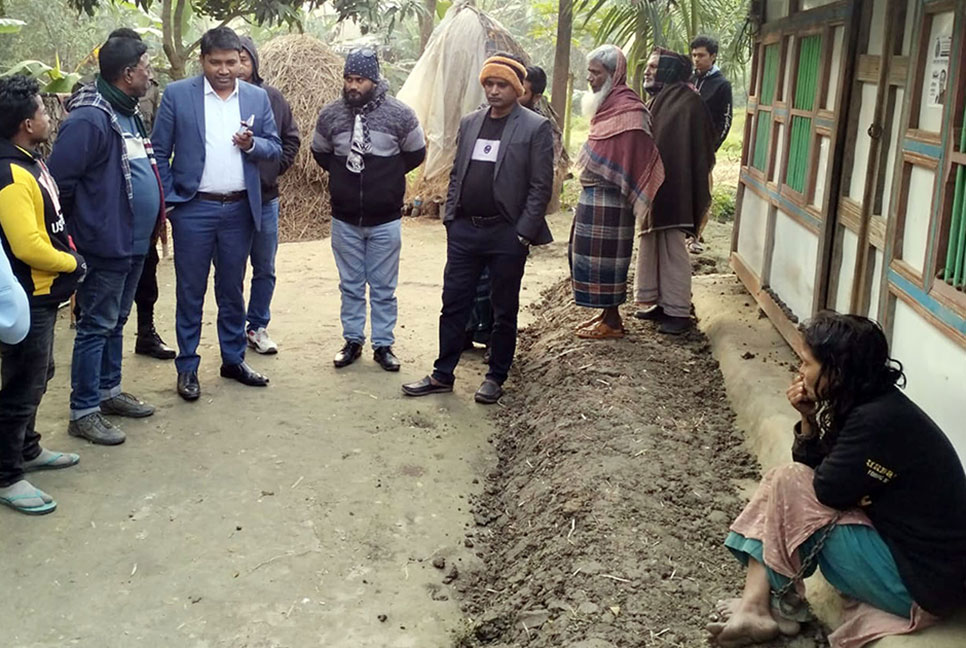 শিকলবন্দী ৪ সন্তানের জননীকে চিকিৎসার প্রতিশ্রুতি ইউএনও'র