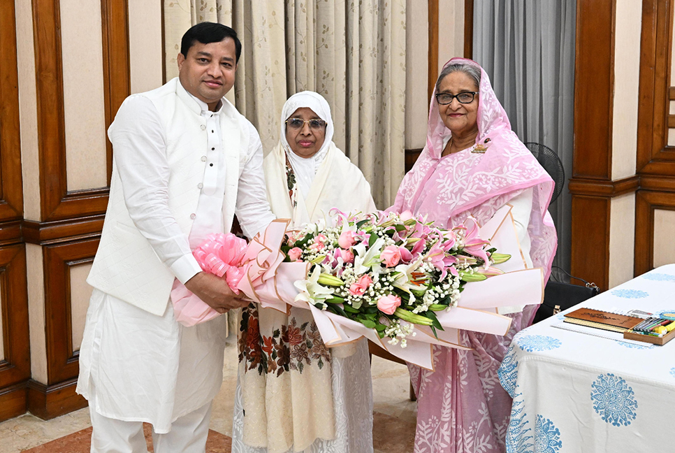 প্রধানমন্ত্রীর সঙ্গে গাজীপুর সিটি মেয়রের সাক্ষাৎ 

