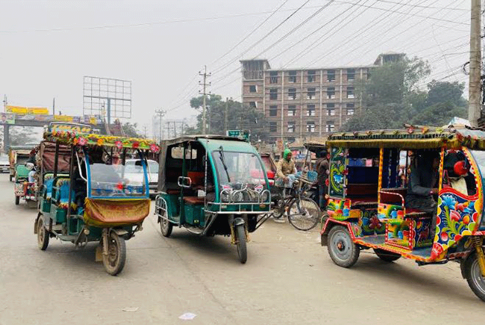 ঢাকা-ময়মনসিংহ মহাসড়কে অবাদে চলছে অবৈধ থ্রী হুইলার