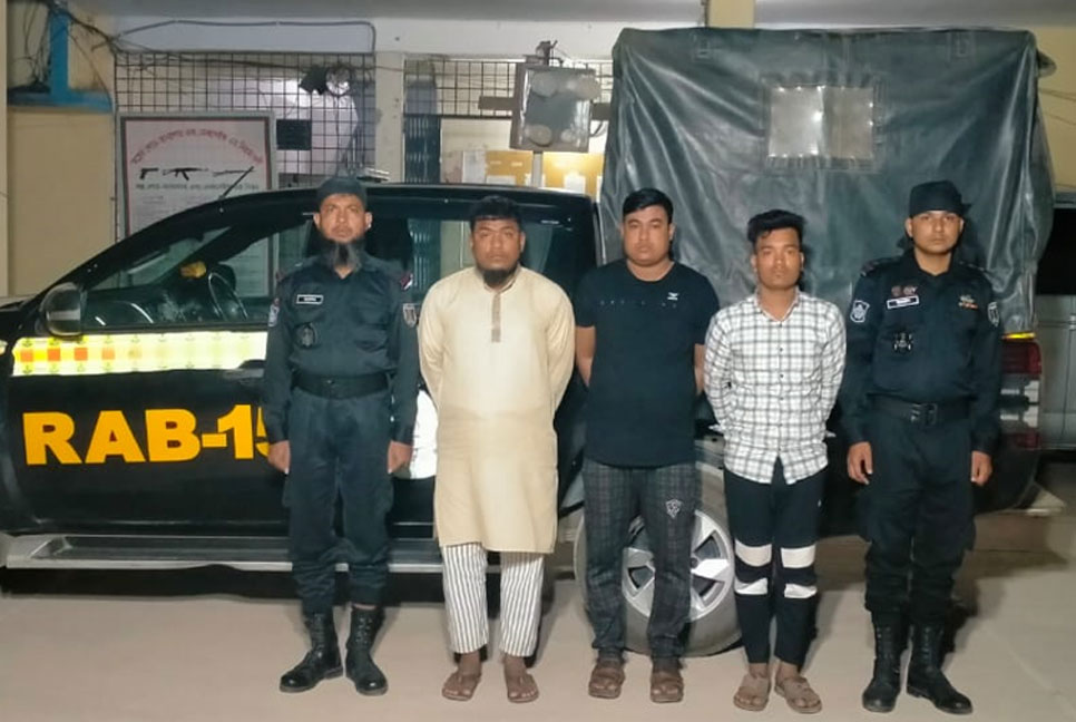 টেকনাফের হ্নীলায় র‌্যাবের অভিযানে ১ লাখ ইয়াবাসহ প্রাইভেটকার জব্দ, আটক ৩
