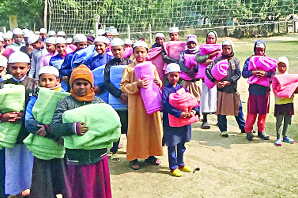বসুন্ধরার কম্বল পেল নিয়ামতপুরে মাদরাসার শীতার্ত শিক্ষার্থীরা