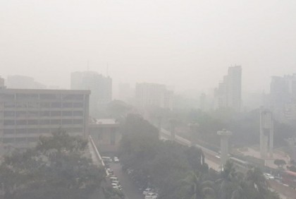 কুয়াশায় আচ্ছন্ন ঢাকার আকাশ