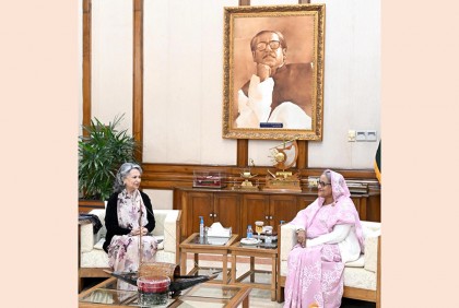 প্রধানমন্ত্রীর সঙ্গে শর্মিলা ঠাকুরের সৌজন্য সাক্ষাৎ 

