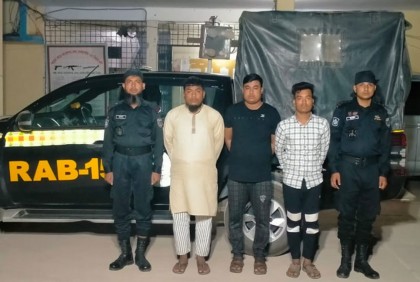 টেকনাফের হ্নীলায় র‌্যাবের অভিযানে ১ লাখ ইয়াবাসহ প্রাইভেটকার জব্দ, আটক ৩