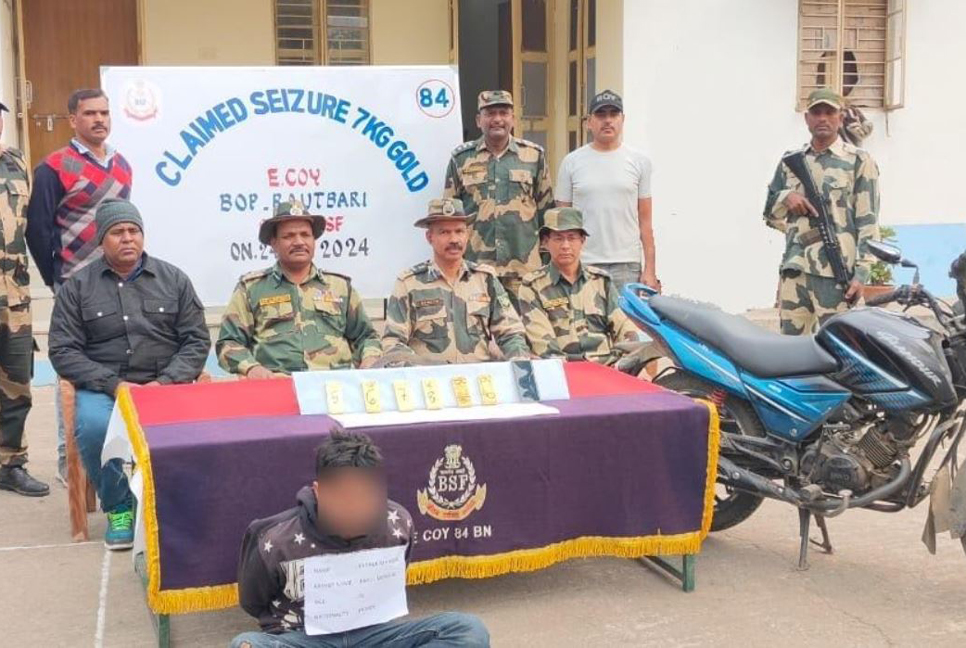 ভারত-বাংলাদেশ সীমান্তে ৭ কেজি স্বর্ণসহ পাচারকারী গ্রেফতার

