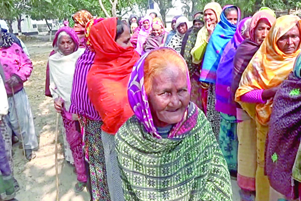 নওগাঁয় অসহায় মানুষের মাঝে বসুন্ধরা গ্রুপের কম্বল বিতরণ