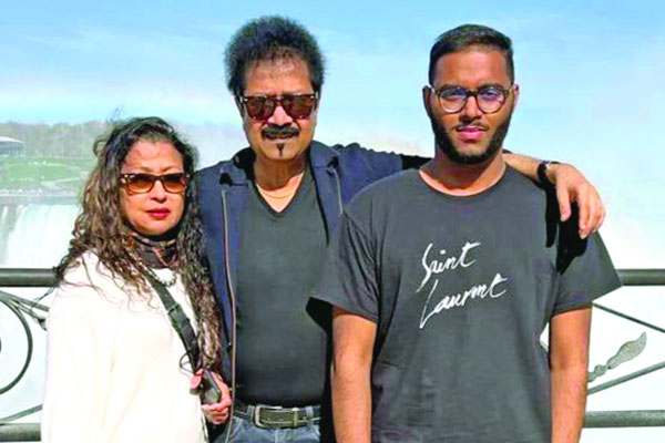 পুত্রকে নিয়ে কুমার বিশ্বজিতের গান...