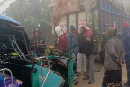 দাঁড়িয়ে থাকা ট্রাকের পিছনে মাহেন্দ্রার ধাক্কা, যুবক নিহত