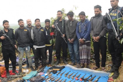 বিপুল অস্ত্রসহ আরসার ৩ সদস্য গ্রেফতার 