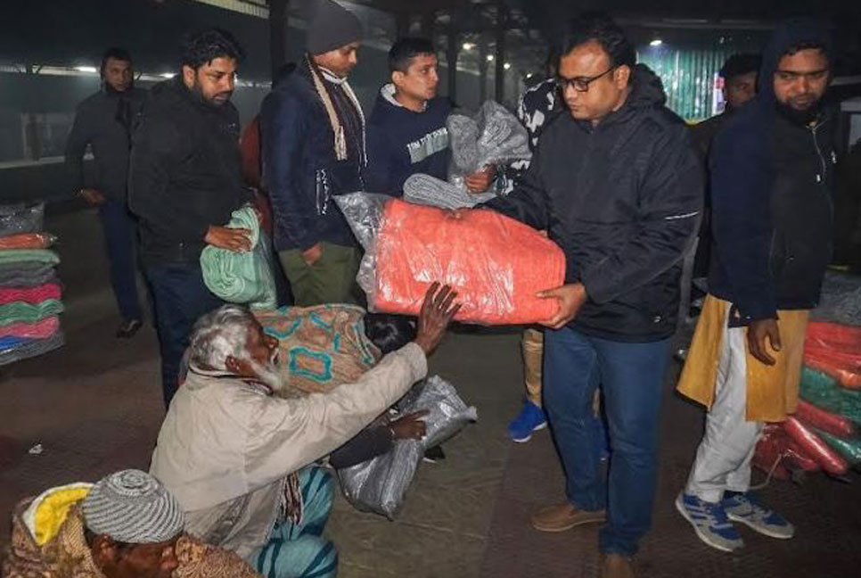 ঠাকুরগাঁওয়ে শীতার্ত মানুষের মাঝে কম্বল বিতরণ