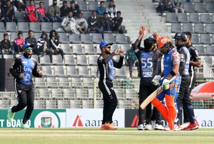 রংপুরকে ১৬১ রানের টার্গেট দিল খুলনা
