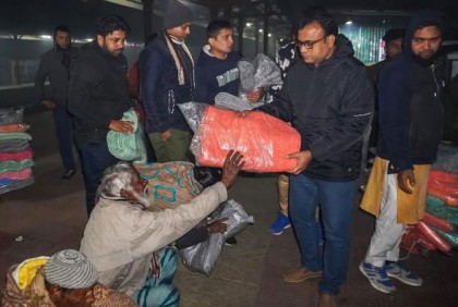 ঠাকুরগাঁওয়ে শীতার্ত মানুষের মাঝে কম্বল বিতরণ