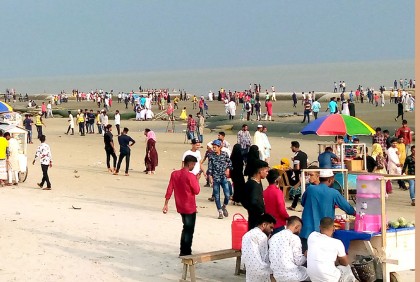 রেকর্ড সংখ্যক পর্যটকের পদচারণায় মুখরিত কুয়াকাটার সৈকত