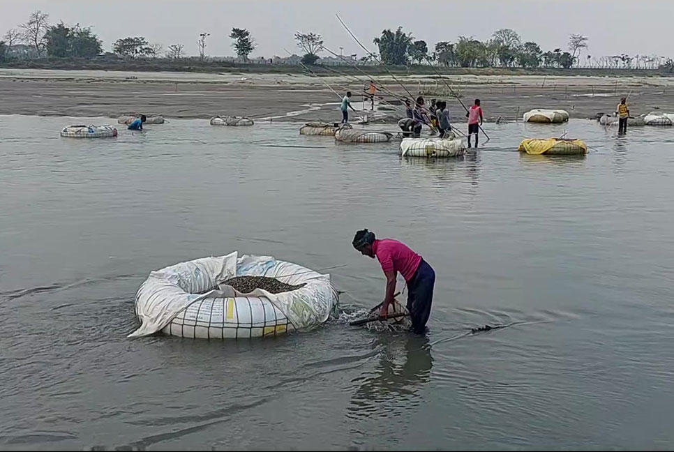 হাড় কাঁপানো ঠাণ্ডায় পঞ্চগড়ের পাথর শ্রমিকদের কষ্টের জীবন