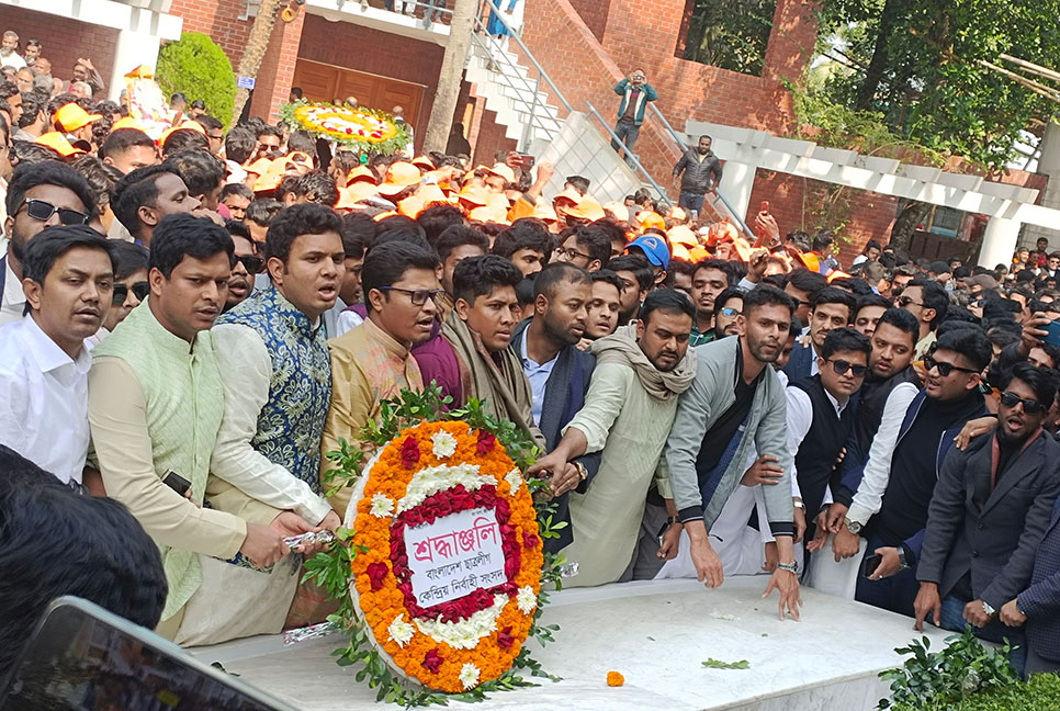 বঙ্গবন্ধুর সমাধিতে কেন্দ্রীয় ছাত্রলীগের শ্রদ্ধা
