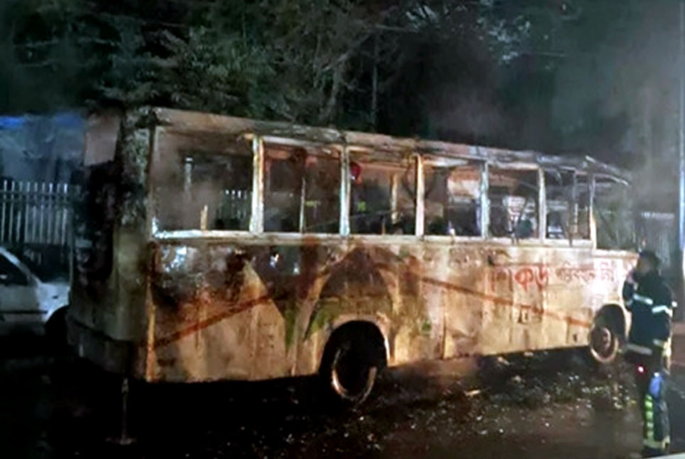 রাজধানীর শাহবাগে জব্দ করা বাসে আগুন