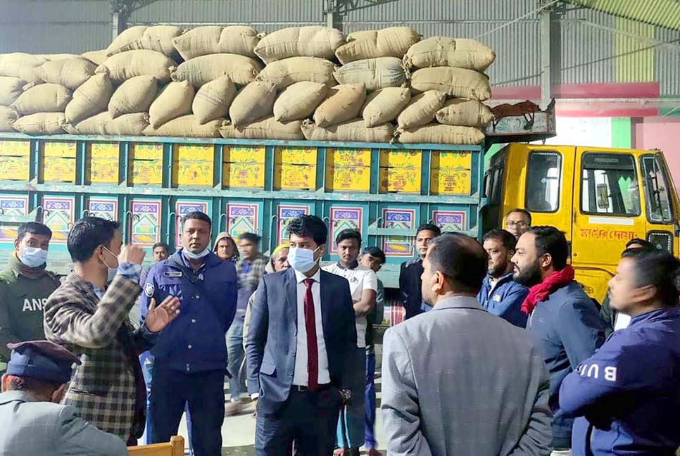 বগুড়ায় অবৈধভাবে ধান-চাল মজুদ, চার প্রতিষ্ঠানকে জরিমানা