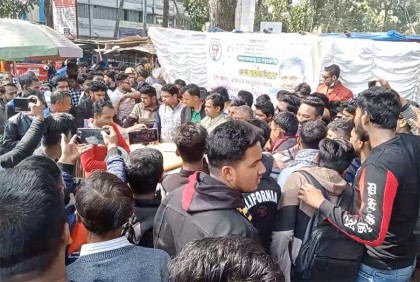 মাগুরায় দুস্থ ও শীতার্তদের মাঝে খাবার ও কম্বল বিতরণ