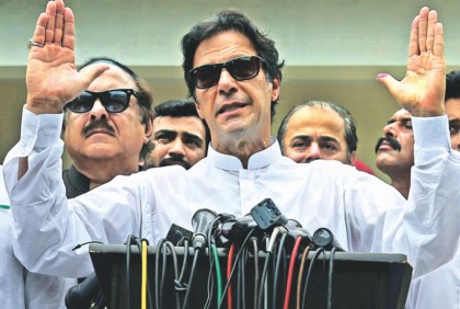 নিষিদ্ধ হতে পারে ইমরান খানের দল, বলছে বিরোধী শিবির 
