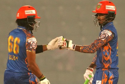 ঢাকাকে ১০ উইকেটে হারাল খুলনা