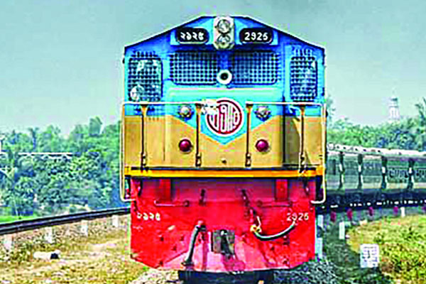 ইঞ্জিন ও কোচ সংকটে রেল