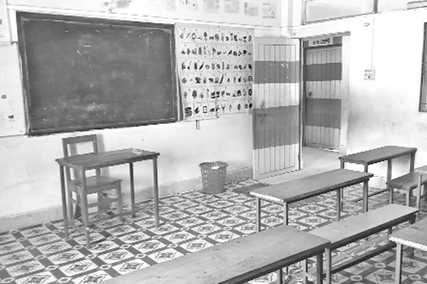 প্রধান শিক্ষকে আপত্তি, স্কুলে আসছে না শিক্ষার্থীরা