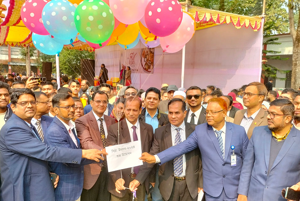 কিশোরগঞ্জ গুরুদয়াল সরকারি কলেজে পিঠা উৎসব