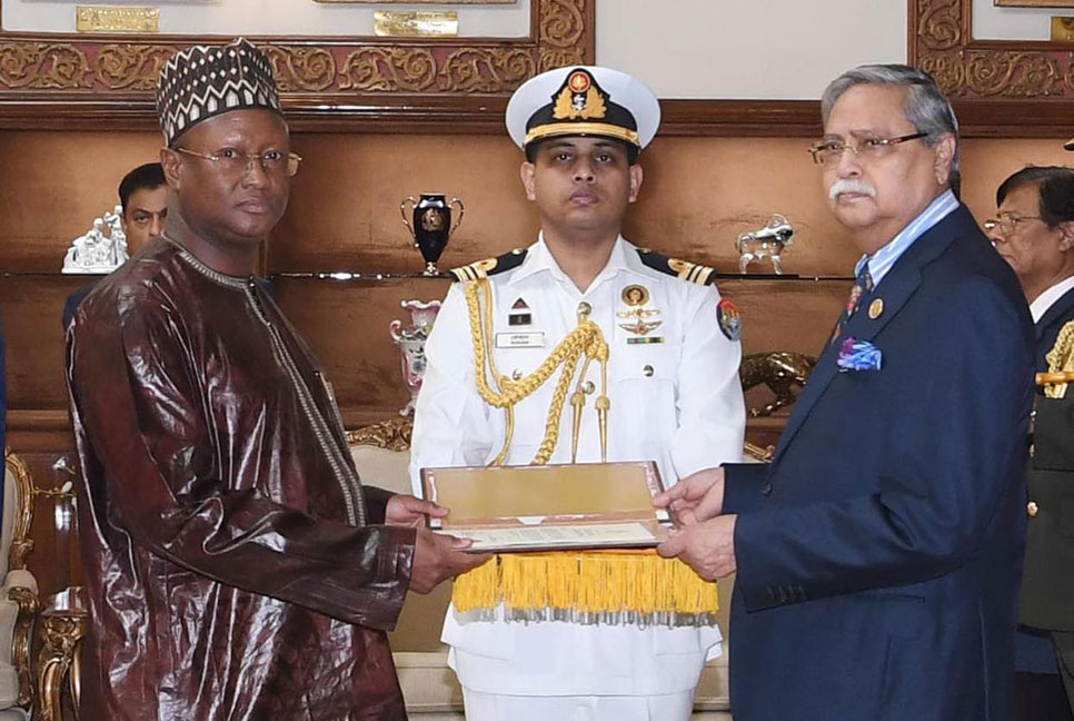 রাষ্ট্রপতির নিকট সাত অনাবাসিক হাইকমিশনার-রাষ্ট্রদূতের পরিচয়পত্র পেশ