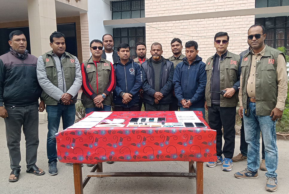শিক্ষক নিয়োগ পরীক্ষায় জালিয়াতি চক্রের তিন সদস্য গ্রেফতার