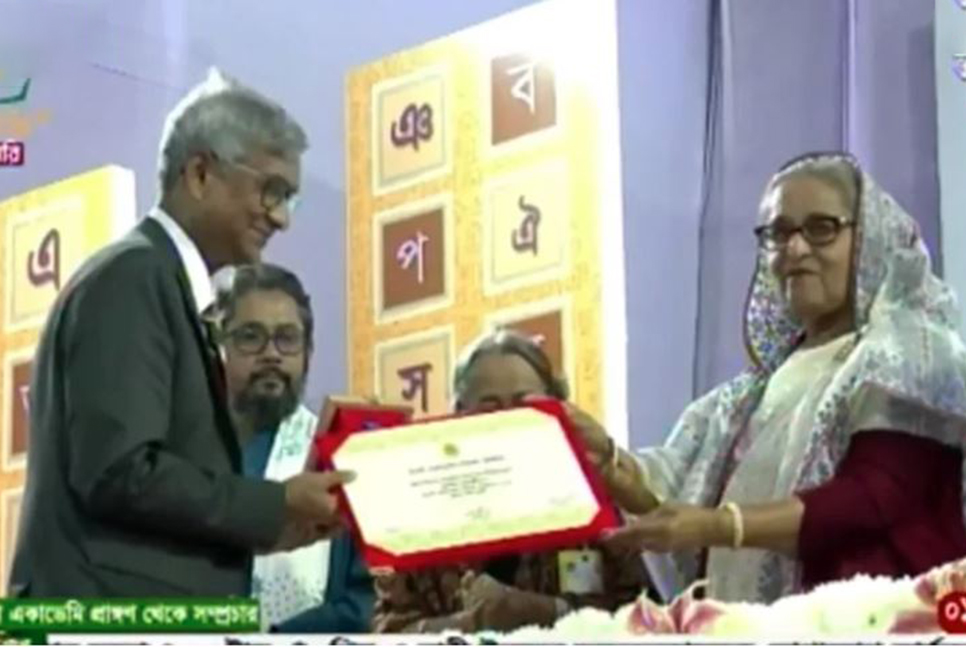 প্রধানমন্ত্রীর কাছ থেকে বাংলা একাডেমি পুরস্কার গ্রহণ করলেন ১৬ লেখক