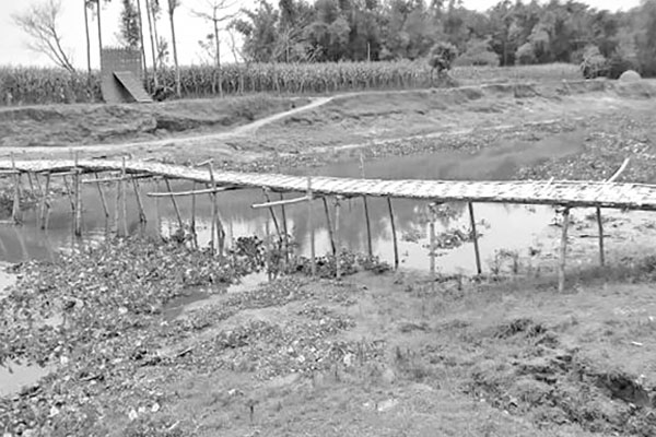 সেতুর অভাবে ভোগান্তিতে চার গ্রামের মানুষ
