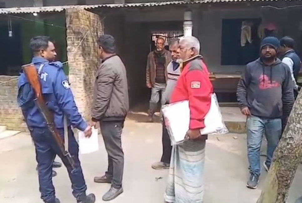স্ত্রী ও দুই সন্তানকে হত্যার পর আত্মহত্যার চেষ্টা