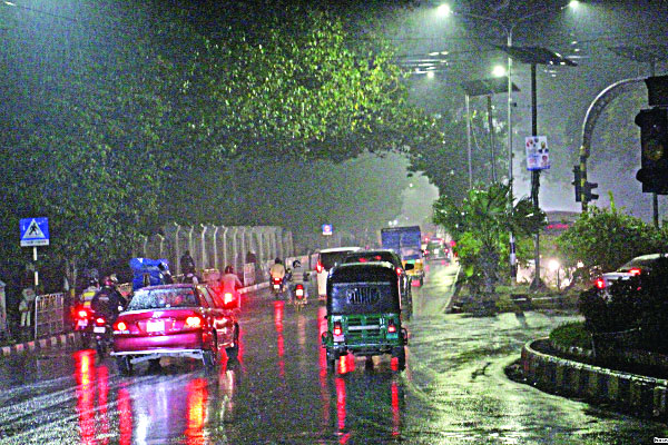 চরম দুর্ভোগে নগরবাসী
