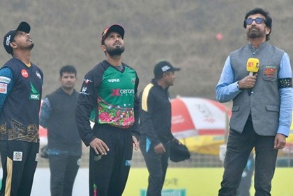 টস জিতে ফিল্ডিংয়ে ঢাকা