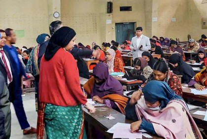 প্রাথমিক শিক্ষক নিয়োগ পরীক্ষা পরিদর্শন করলেন প্রতিমন্ত্রী

