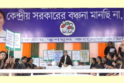 বকেয়া পাওনার দাবিতে কলকাতার রাস্তায় মমতার অবস্থান

