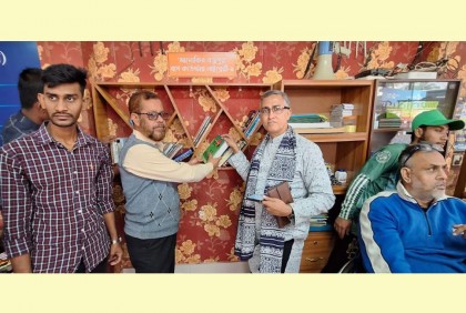 কুমিল্লার জাঙ্গালিয়ায় যাত্রী অপেক্ষামান কক্ষে পাঠাগার