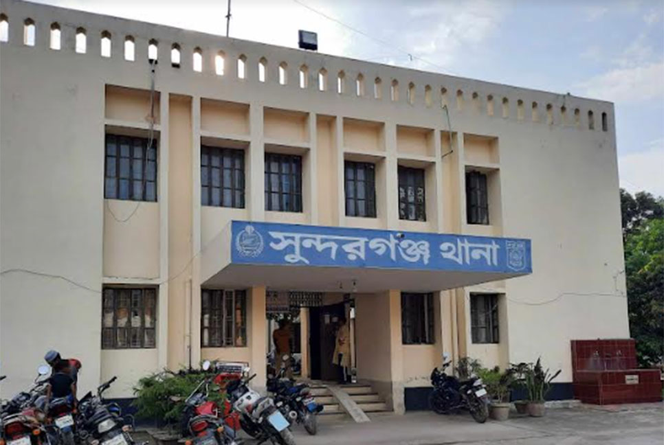 গলায় ওড়না পেঁচিয়ে গৃহবধূর আত্মহত্যা

