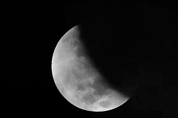 সংকুচিত হচ্ছে চাঁদ, বাড়ছে ভূকম্পন ও ভূমিধস