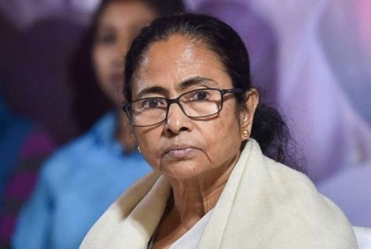 দিল্লির কাছে পাওনার দাবিতে কলকাতায় মমতার ধরনা