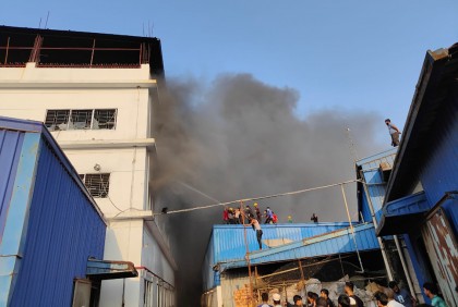 শ্রীপুরে মোজা তৈরির কারখানায় আগুন, নিয়ন্ত্রণে ৫ ইউনিট

