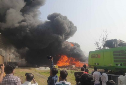 নারায়ণগঞ্জে বিআইডব্লিউটিএ’র গুদামের আগুন নিয়ন্ত্রণে