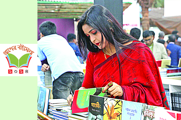 সন্ধ্যা নামতেই ঢল ক্রেতা দর্শনার্থীর