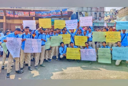 মেট্রোরেলে শিক্ষার্থীদের হাফ পাসের দাবিতে বিক্ষোভ মিছিল