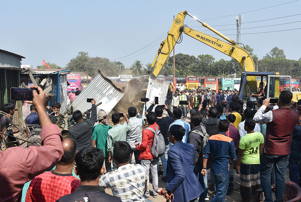 দৌলতদিয়া নদীবন্দর এলাকায় অবৈধ স্থাপনা উচ্ছেদ