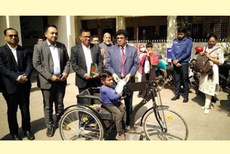হুইল চেয়ার নিয়ে প্রধানমন্ত্রীর জনসভায় যাওয়া রাকিবকে সহায়তা