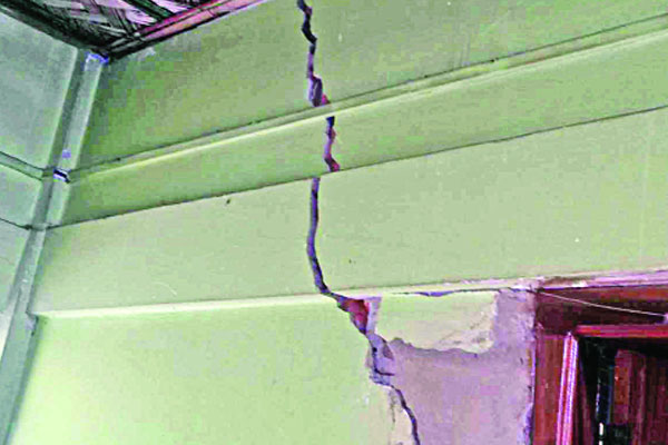 তীব্র কাঁপুনি, বাসাবাড়িতে ফাটল, বিক্ষোভ