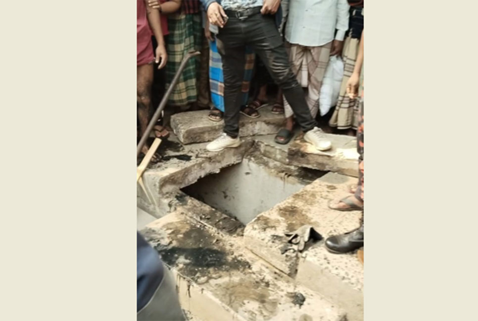 পাইপে আটকে যাওয়া দুই শিশু উদ্ধার 