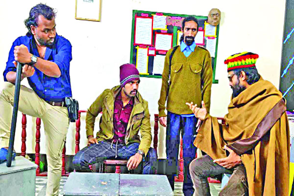 মঞ্চে বাতিঘরের ‘প্যারাবোলা’